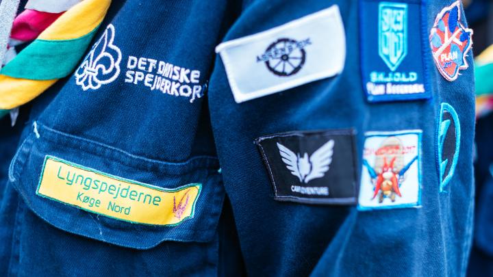 Spejderuniform med mærker 