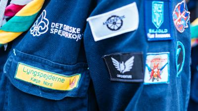 Spejderuniform med mærker 